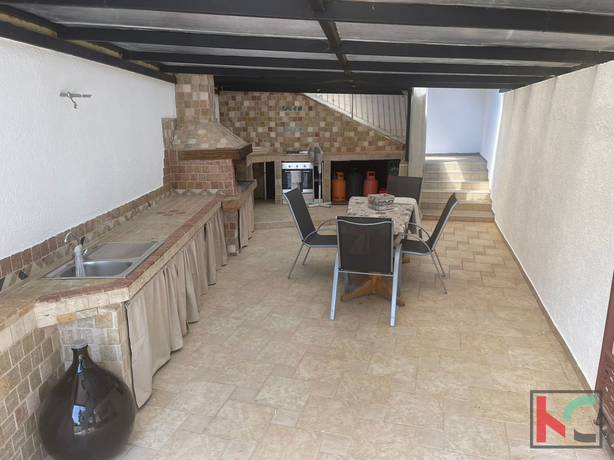 Istra, Medulin, Pomer, hiša s 4 apartmaji in urejenim vrtom
