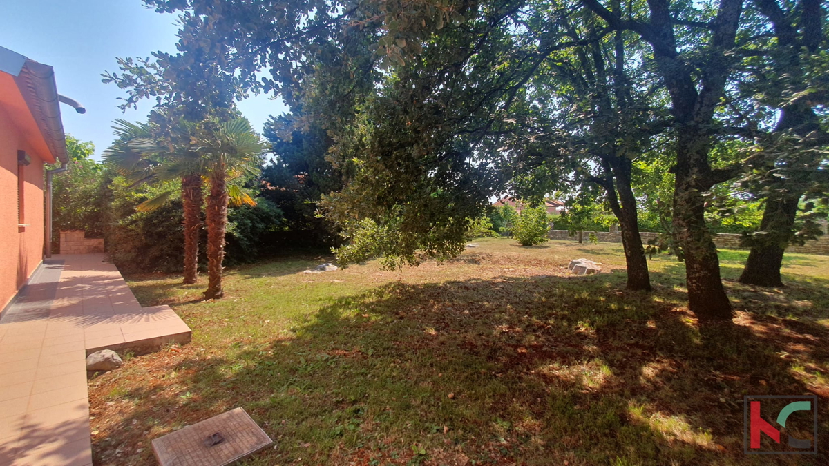 Istra, Poreč, okolica Červarja, samostojna hiša z velikim urejenim vrtom #prodaja