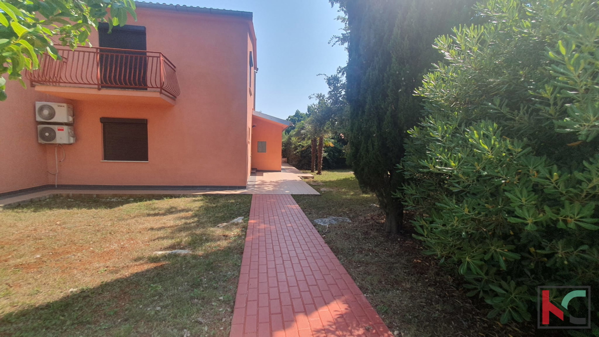 Istra, Poreč, okolica Červarja, samostojna hiša z velikim urejenim vrtom #prodaja