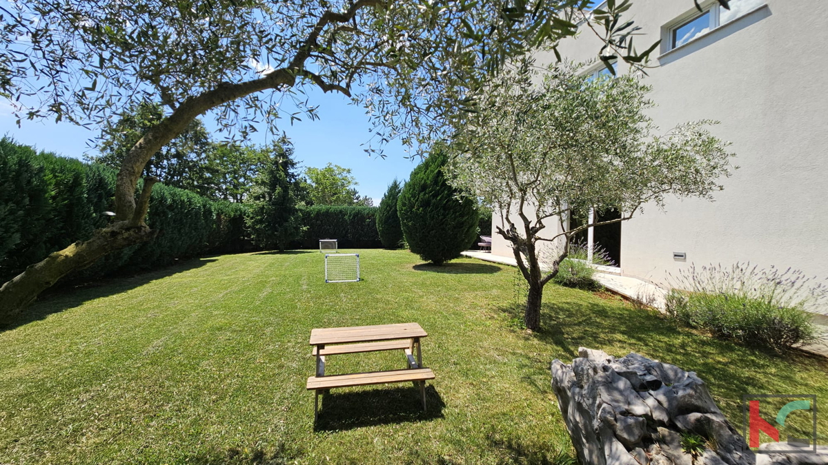 Istra, Žminj, moderna vila z notranjim in zunanjim bazenom 350m2 #prodaja