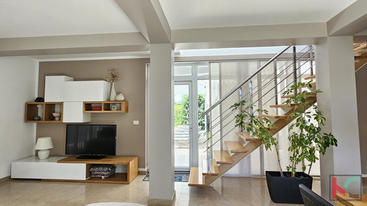 Istra, Žminj, moderna vila z notranjim in zunanjim bazenom 350m2 #prodaja