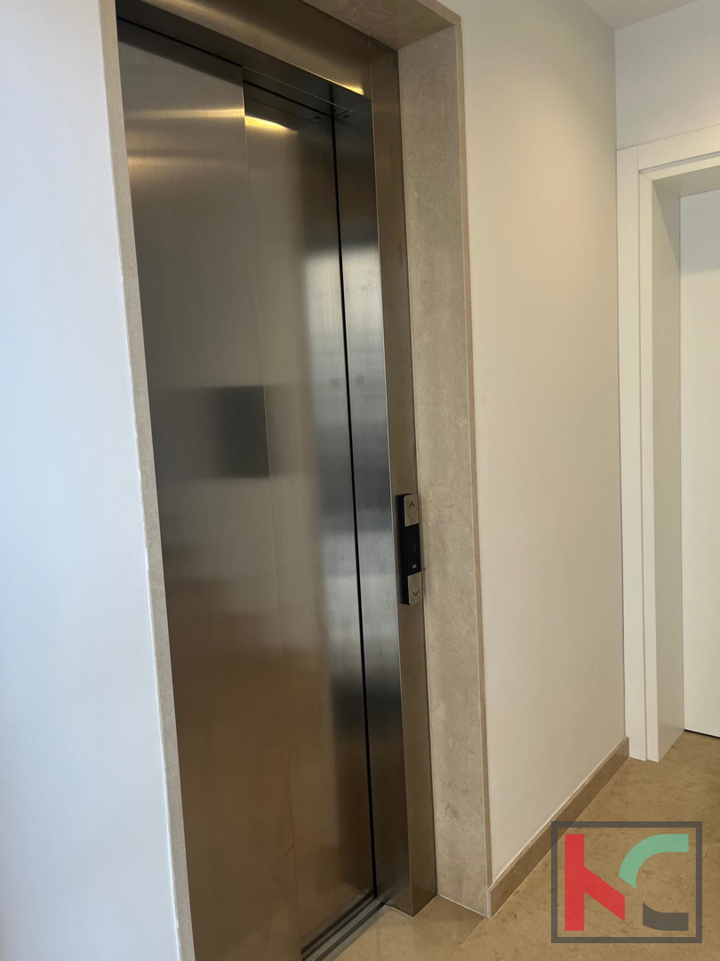 Rovinj, luksuzno stanovanje 100 m od morja z lastnim vrtom in vrtom, bivalna površina 127,50 m2 #prodaja