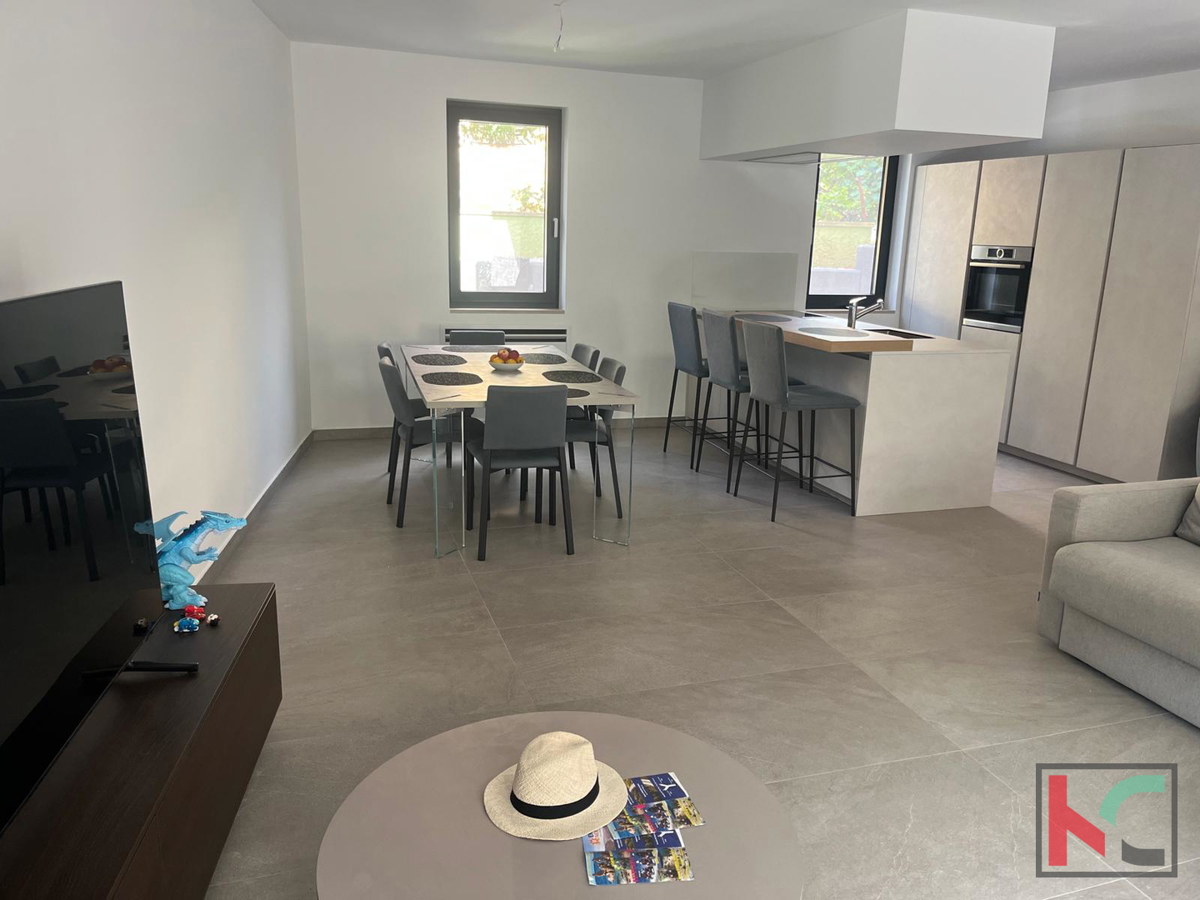 Rovinj, luksuzno stanovanje 100 m od morja z lastnim vrtom in vrtom, bivalna površina 127,50 m2 #prodaja