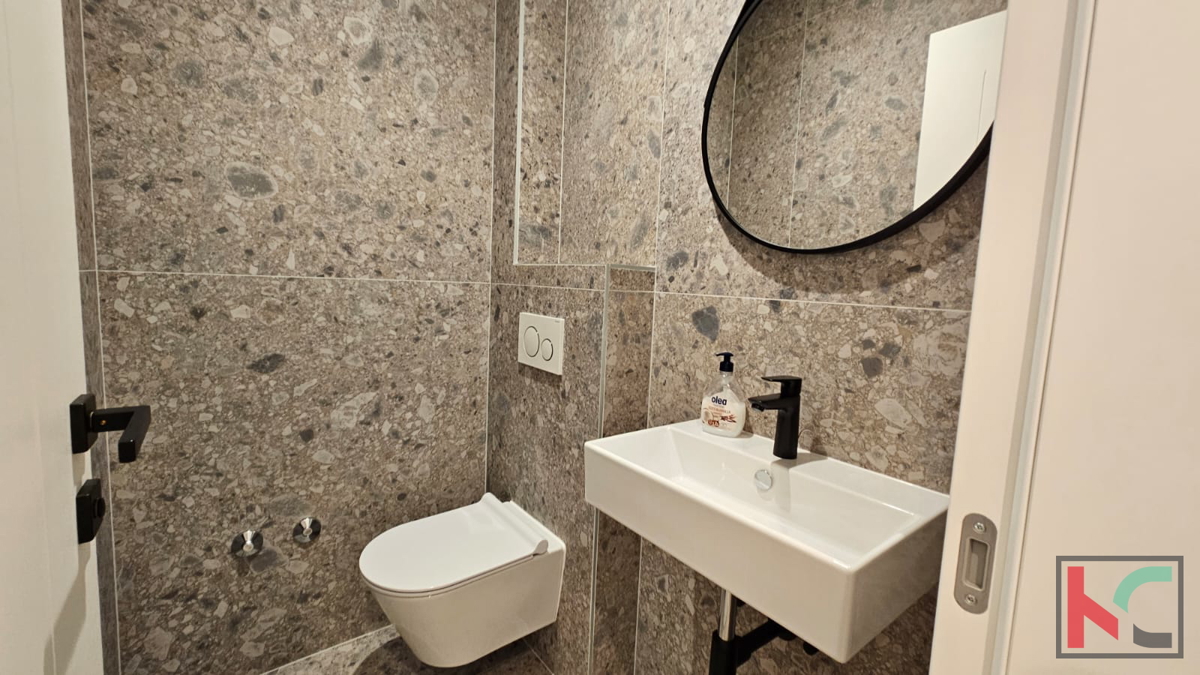 Rovinj, luksuzno stanovanje 100 m od morja z lastnim vrtom in vrtom, bivalna površina 127,50 m2 #prodaja