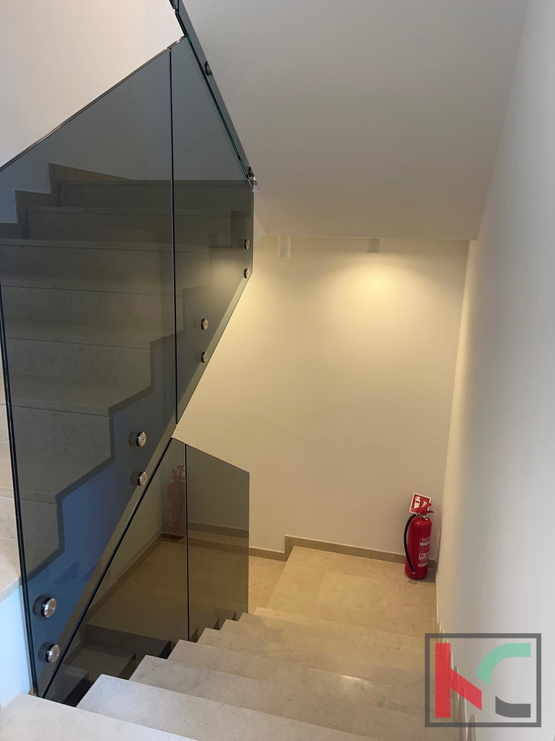 Rovinj, luksuzno stanovanje 100 m od morja z lastnim vrtom in vrtom, bivalna površina 127,50 m2 #prodaja