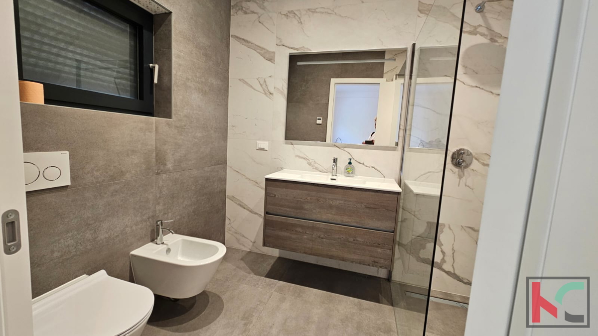 Rovinj, luksuzno stanovanje 100 m od morja z lastnim vrtom in vrtom, bivalna površina 127,50 m2 #prodaja