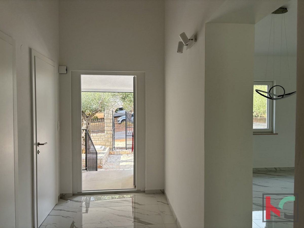 ISTRA – UMAG, HIŠA S 3 STANOVANJI IN BAZENOM, 300 M OD PLAŽE #PRODAJA