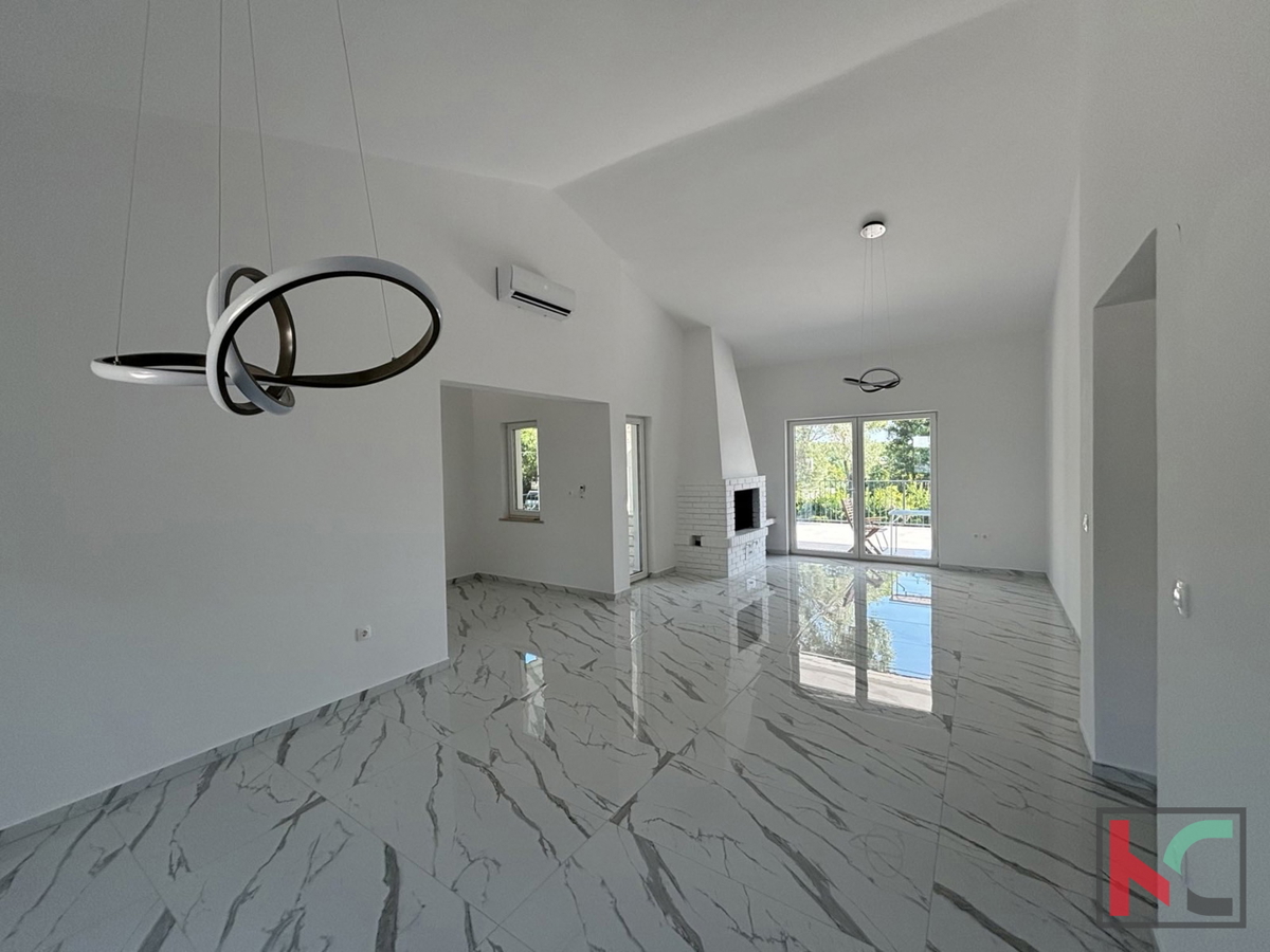 ISTRA – UMAG, HIŠA S 3 STANOVANJI IN BAZENOM, 300 M OD PLAŽE #PRODAJA