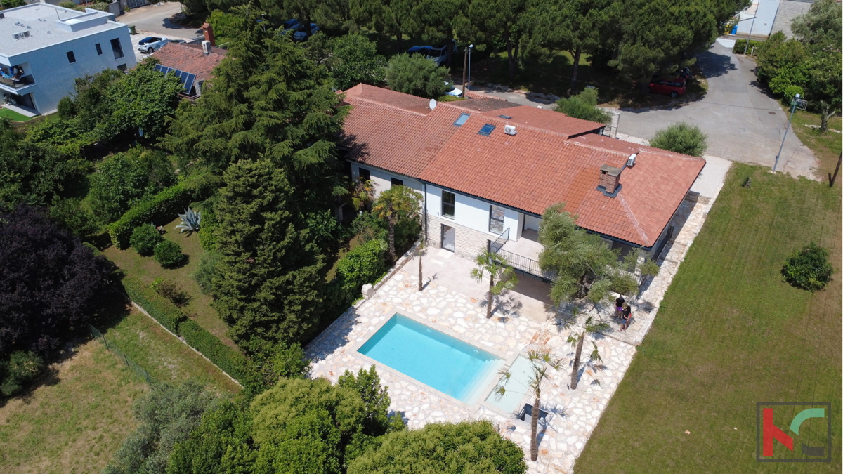 ISTRA – UMAG, HIŠA S 3 STANOVANJI IN BAZENOM, 300 M OD PLAŽE #PRODAJA