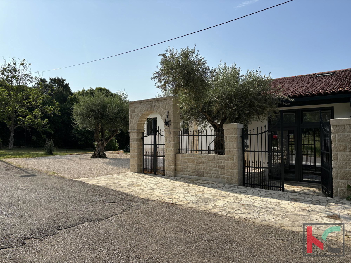 ISTRA – UMAG, HIŠA S 3 STANOVANJI IN BAZENOM, 300 M OD PLAŽE #PRODAJA