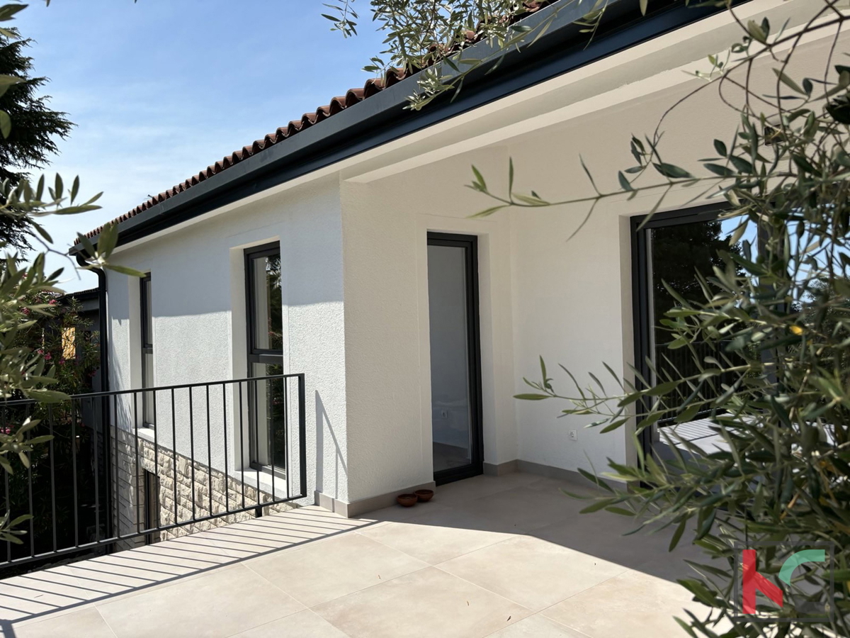 ISTRA – UMAG, HIŠA S 3 STANOVANJI IN BAZENOM, 300 M OD PLAŽE #PRODAJA