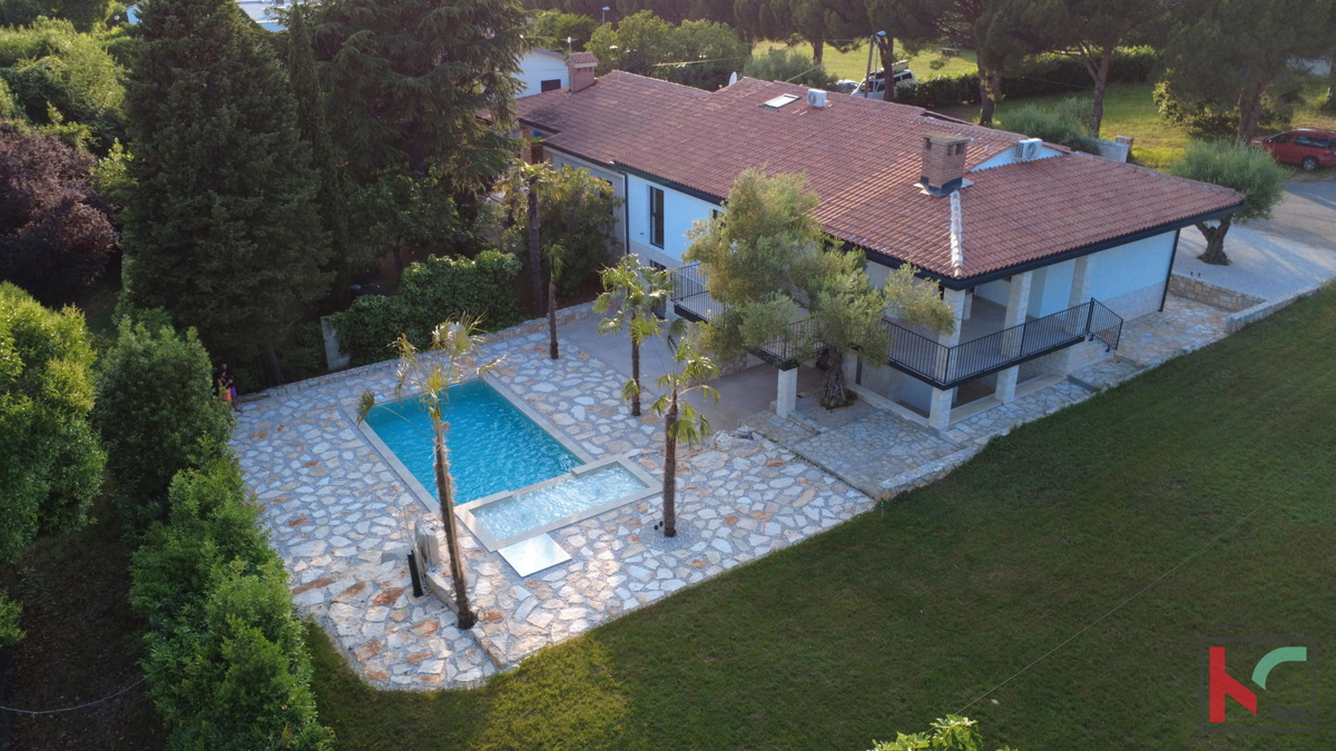 ISTRA – UMAG, HIŠA S 3 STANOVANJI IN BAZENOM, 300 M OD PLAŽE #PRODAJA