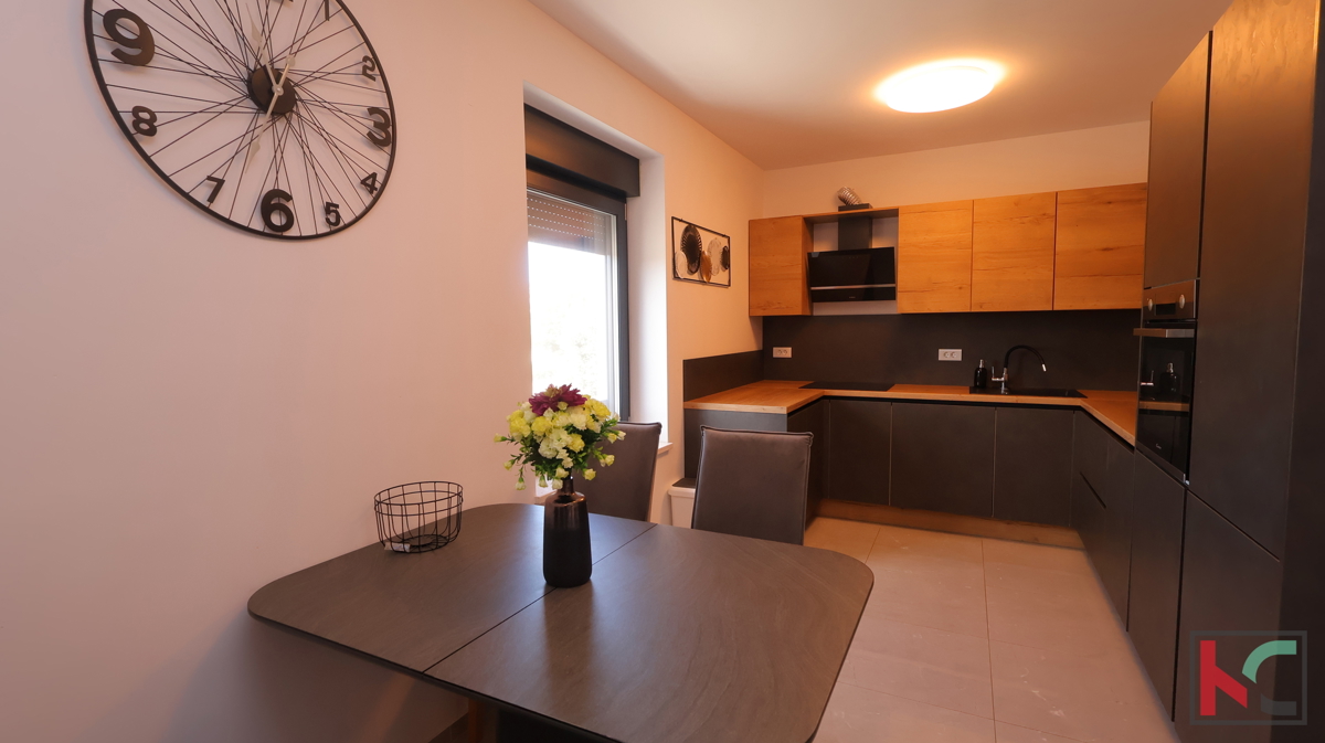 Istra, Pula, Pješčana Uvala, stanovanje v novogradnji 102,5 m2 s pogledom na morje