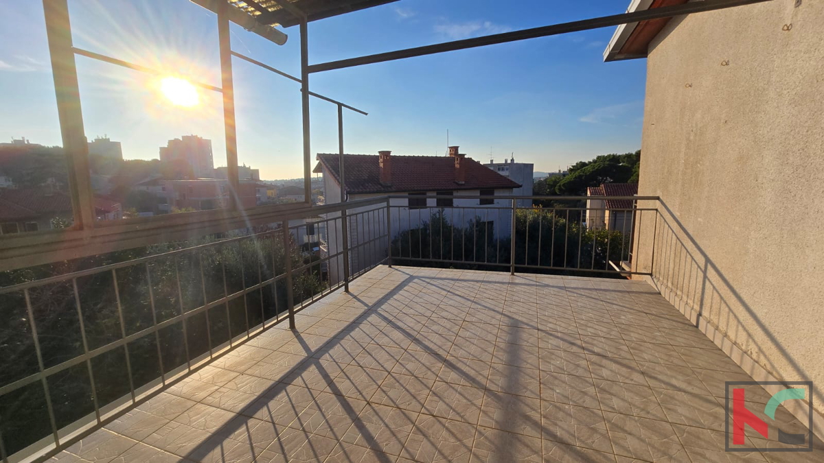 Pula, Vidikovac, prostorno stanovanje 110m2 s 3 terasami in 196m2 vrta