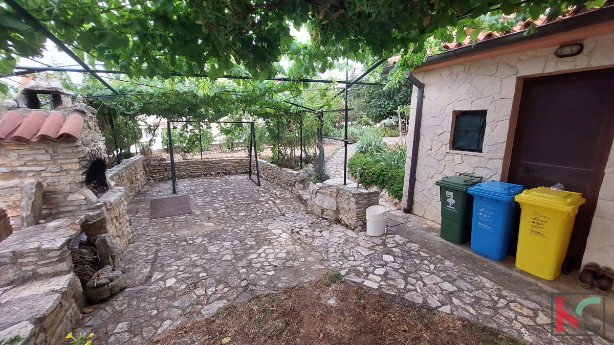 Istra, Ližnjan, vzdrževana hiša z urejenim vrtom na mirni lokaciji, delni pogled na morje, #prodaja