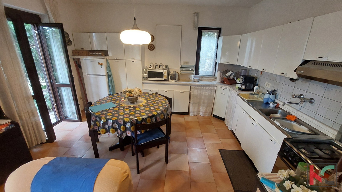 Istra, Ližnjan, vzdrževana hiša z urejenim vrtom na mirni lokaciji, delni pogled na morje, #prodaja