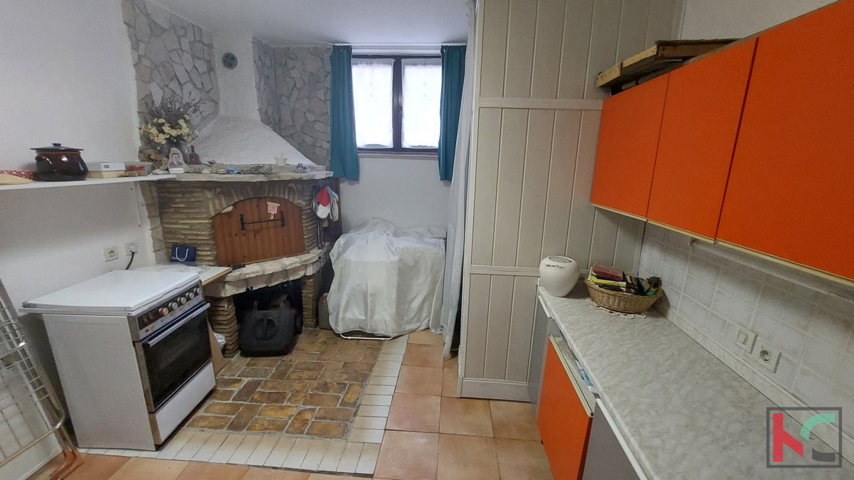 Istra, Ližnjan, vzdrževana hiša z urejenim vrtom na mirni lokaciji, delni pogled na morje, #prodaja