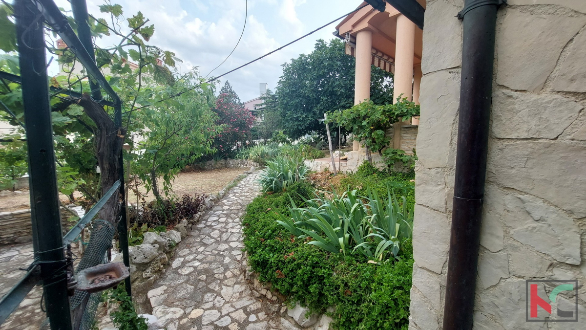 Istra, Ližnjan, vzdrževana hiša z urejenim vrtom na mirni lokaciji, delni pogled na morje, #prodaja