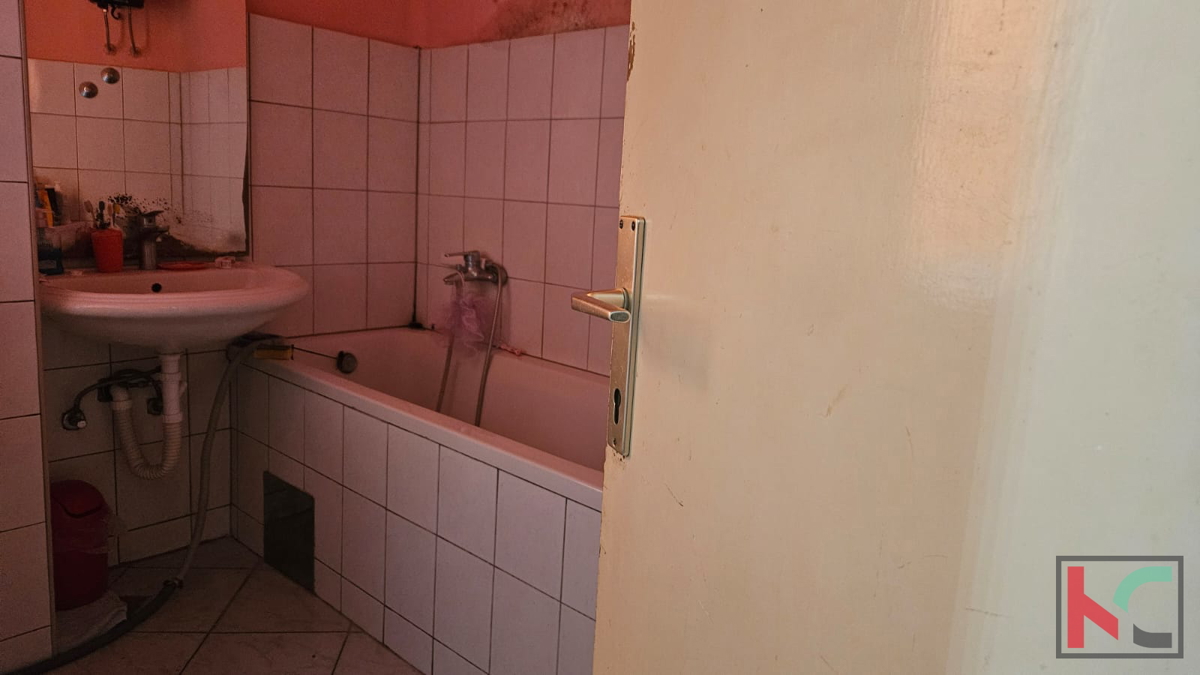 Pula, Center, stanovanje v centru mesta s potencialom, 4 spalnice, 1 kopalnica, 125 m2 #prodaja