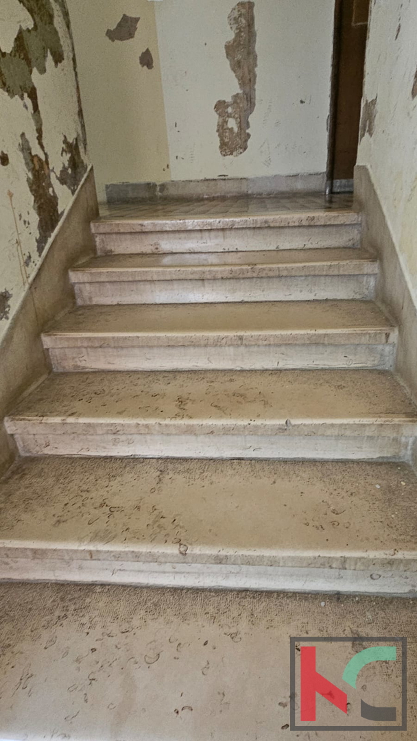 Pula, Center, stanovanje v centru mesta s potencialom, 4 spalnice, 1 kopalnica, 125 m2 #prodaja