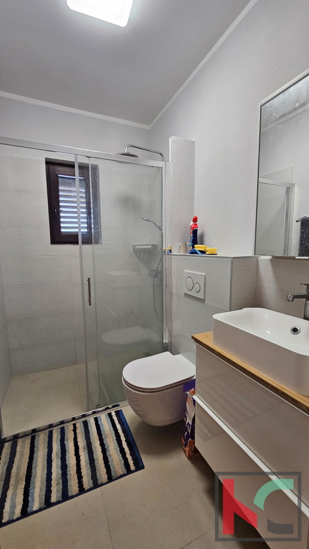 Istra, Poreč, samostojna hiša s tremi apartmaji in garažo, urejen vrt, blizu plaže, #prodaja