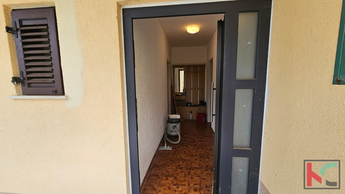 Istra, Poreč, samostojna hiša s tremi apartmaji in garažo, urejen vrt, blizu plaže, #prodaja