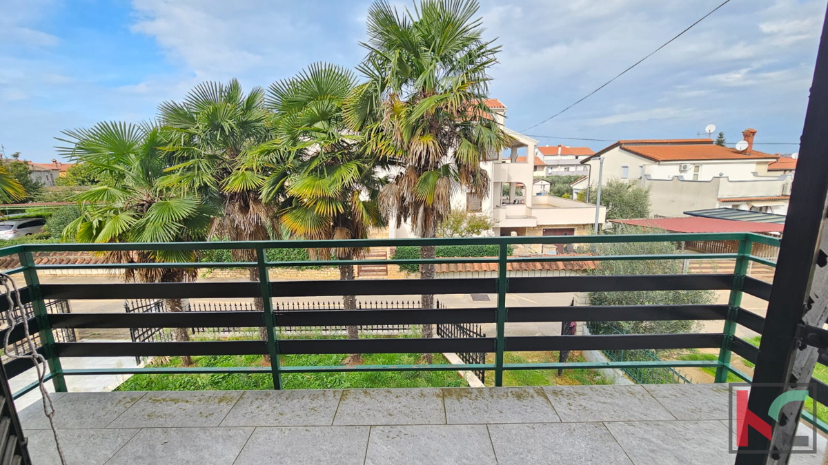 Istra, Poreč, samostojna hiša s tremi apartmaji in garažo, urejen vrt, blizu plaže, #prodaja