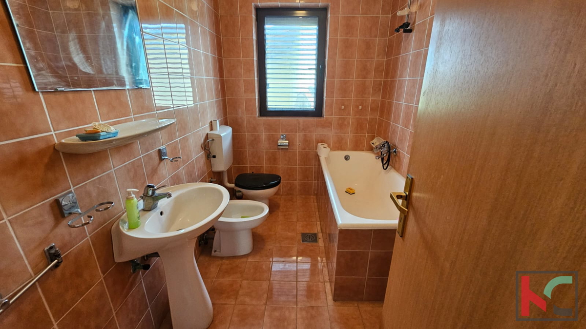 Istra, Poreč, samostojna hiša s tremi apartmaji in garažo, urejen vrt, blizu plaže, #prodaja