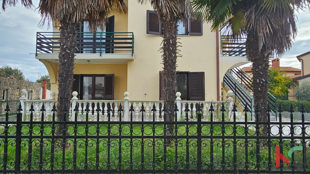 Istra, Poreč, samostojna hiša s tremi apartmaji in garažo, urejen vrt, blizu plaže, #prodaja