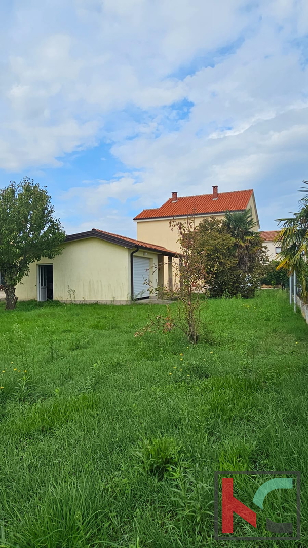 Istra, Poreč, samostojna hiša s tremi apartmaji in garažo, urejen vrt, blizu plaže, #prodaja