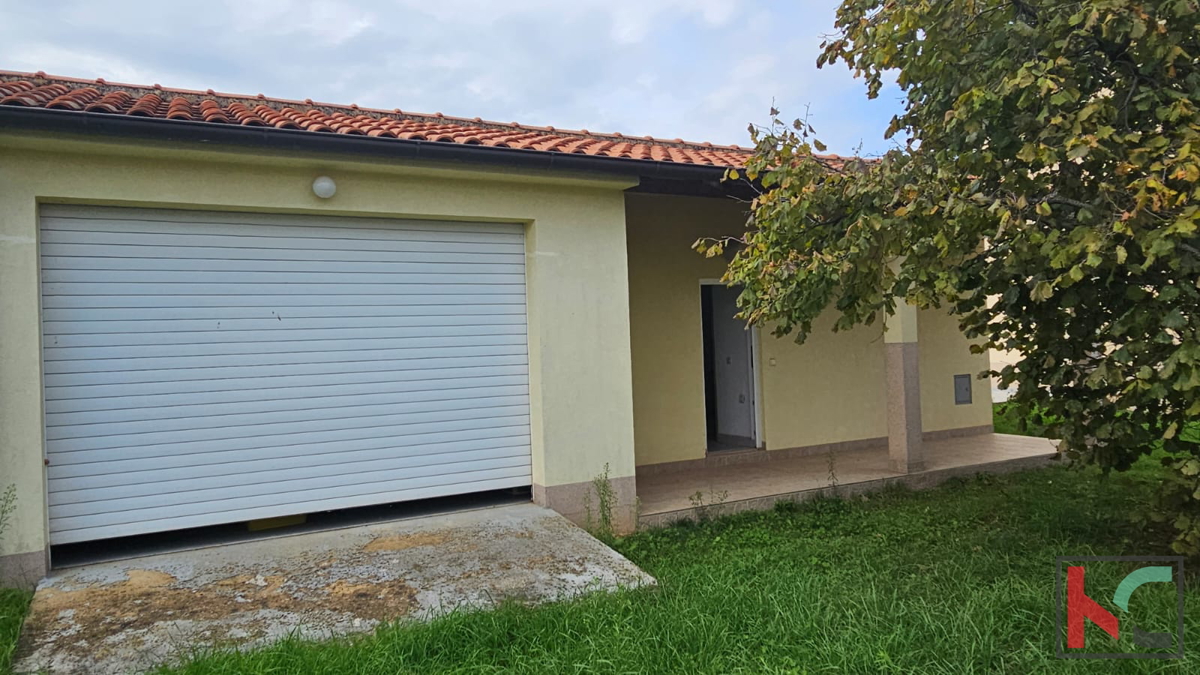 Istra, Poreč, samostojna hiša s tremi apartmaji in garažo, urejen vrt, blizu plaže, #prodaja
