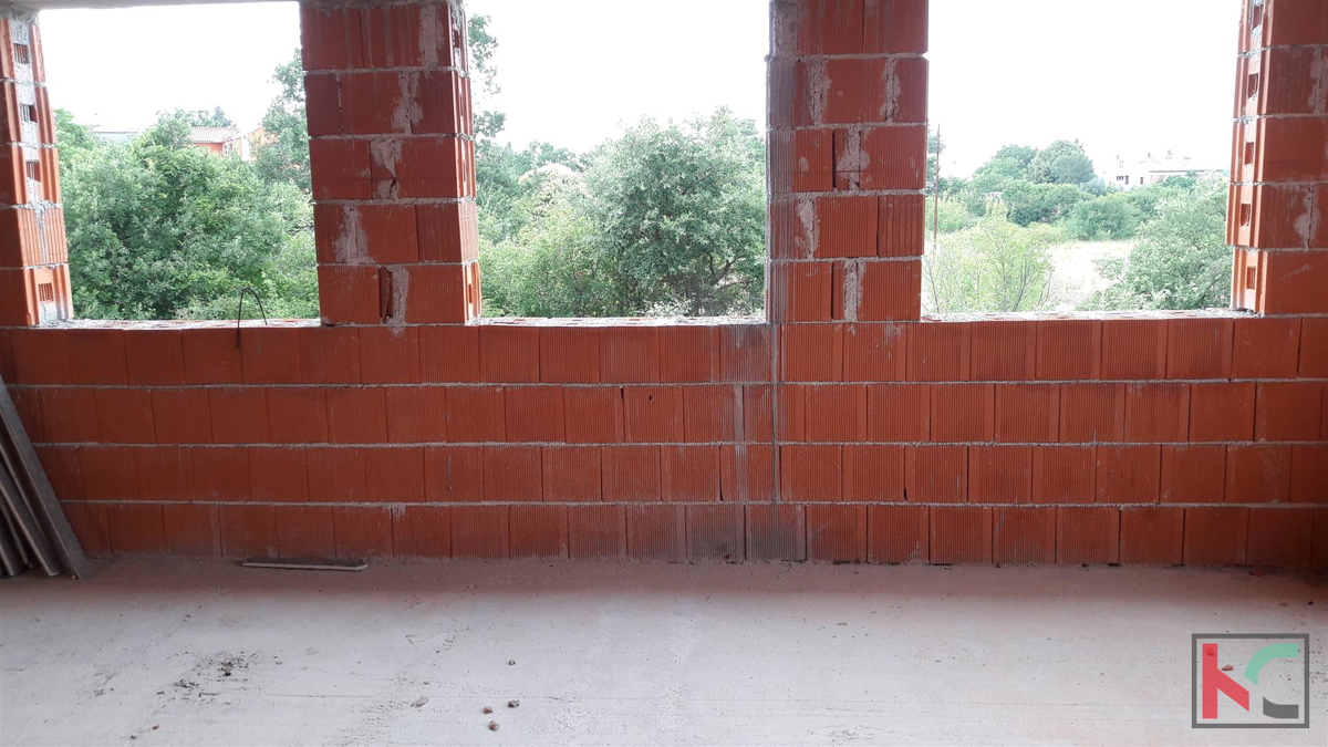 Rovinjsko Selo, nedokončano hišo 450m2, vrt 3521m2