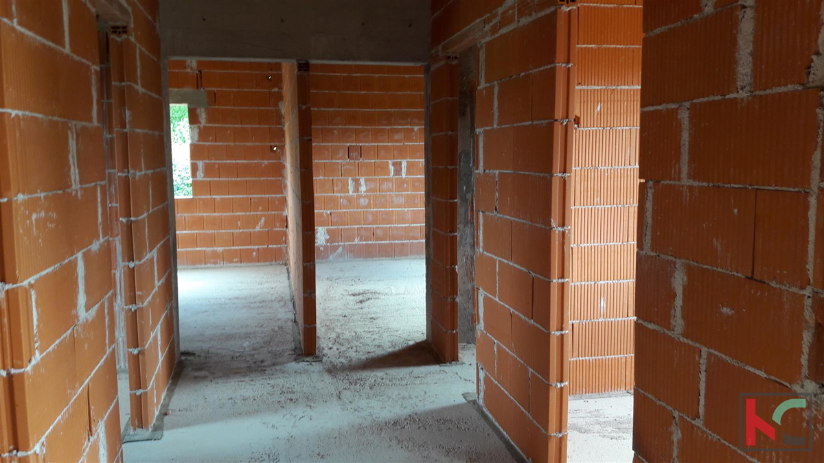 Rovinjsko Selo, nedokončano hišo 450m2, vrt 3521m2