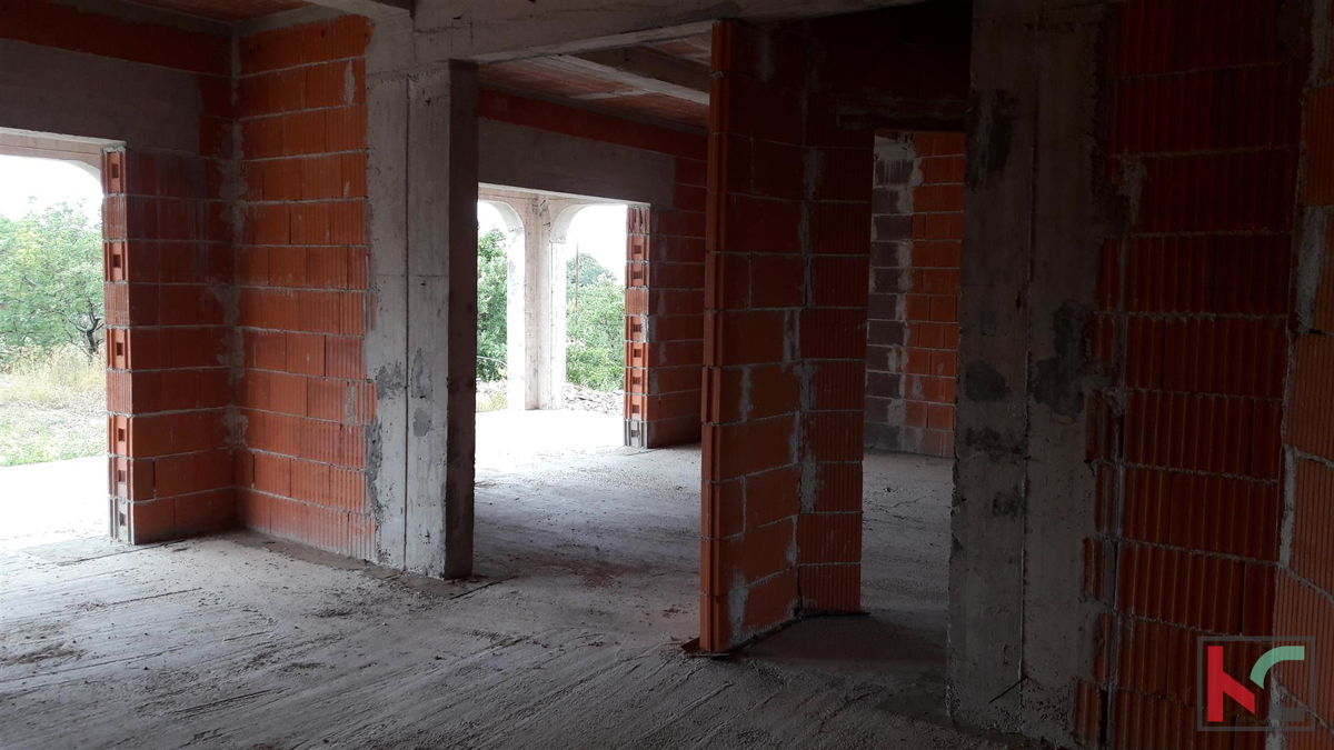 Rovinjsko Selo, nedokončano hišo 450m2, vrt 3521m2