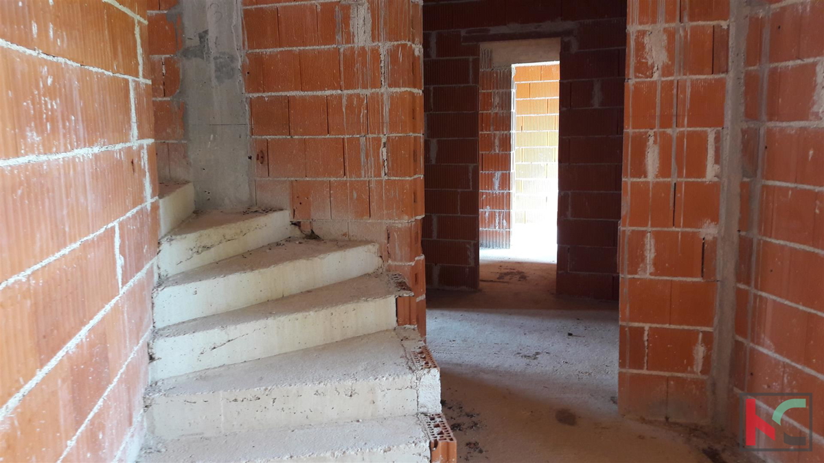 Rovinjsko Selo, nedokončano hišo 450m2, vrt 3521m2