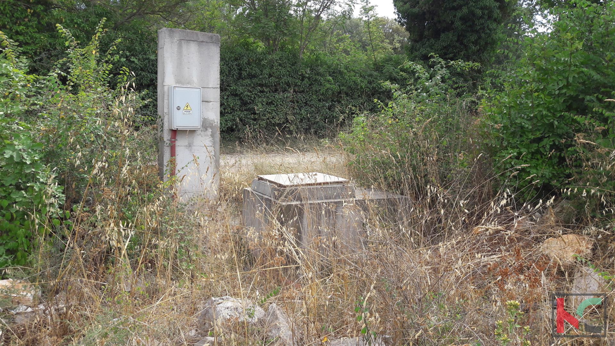 Rovinjsko Selo, nedokončano hišo 450m2, vrt 3521m2