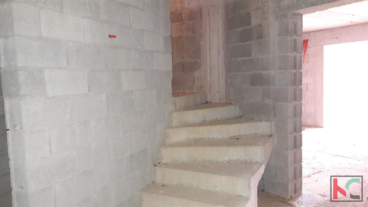 Rovinjsko Selo, nedokončano hišo 450m2, vrt 3521m2