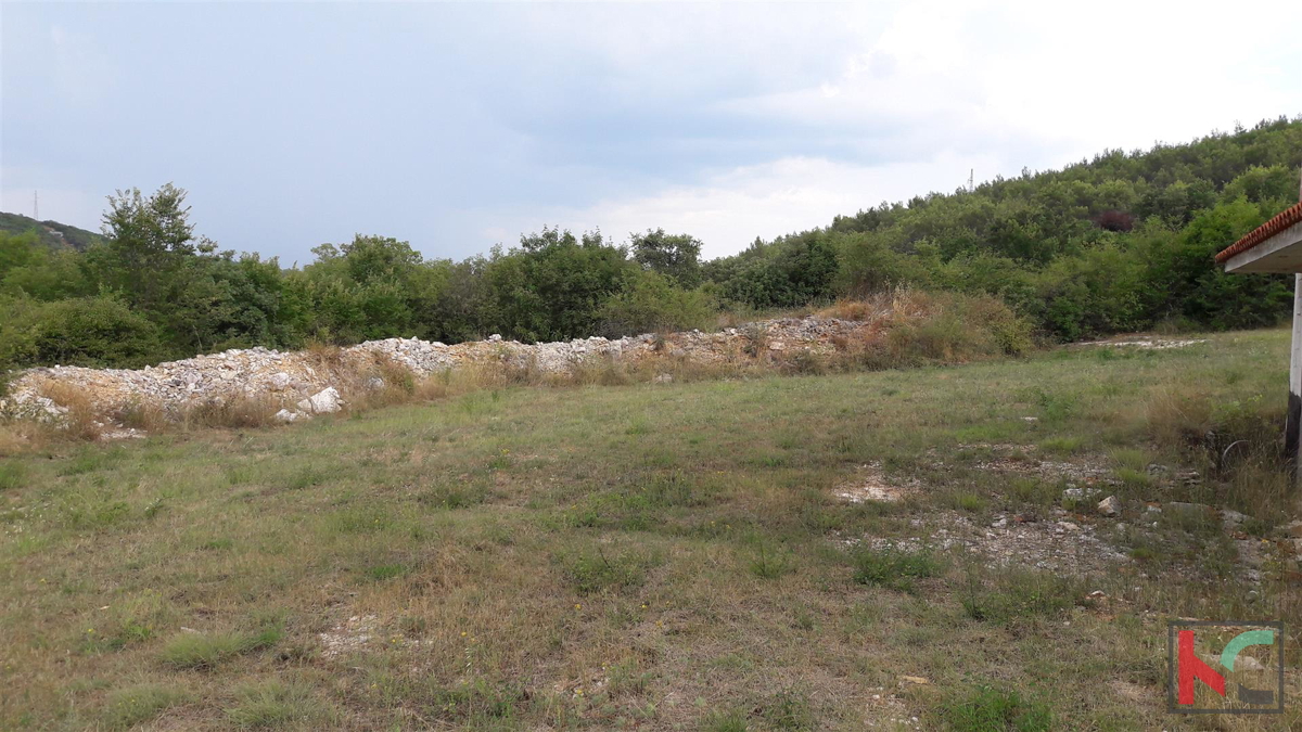 Rovinjsko Selo, nedokončano hišo 450m2, vrt 3521m2