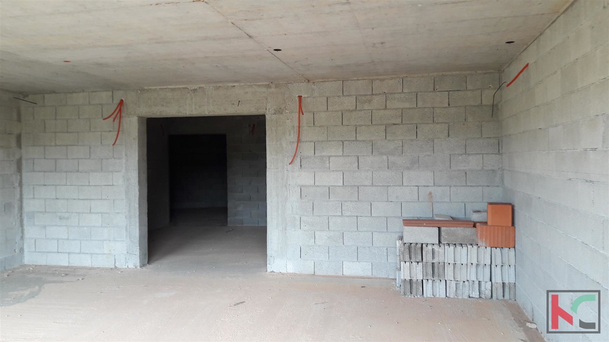 Rovinjsko Selo, nedokončano hišo 450m2, vrt 3521m2