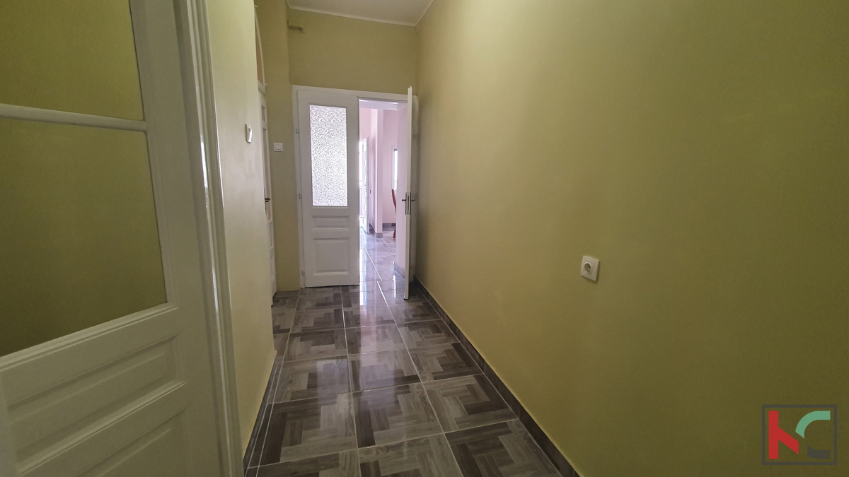 Pula, 200 m od Arene, obnovljena samostojna hiša z velikim potencialom