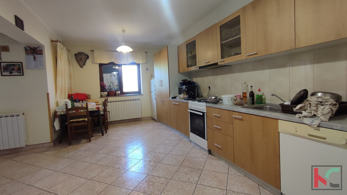 Istra, Pula, Šišan, družinska hiša na parceli 3731 m2