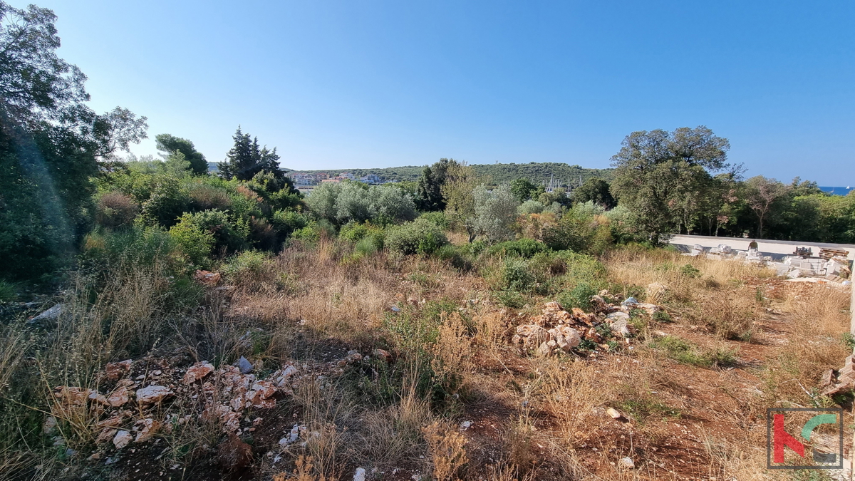 Istra, Banjole, gradbeno zemljišče 2020m2, 50m od morja