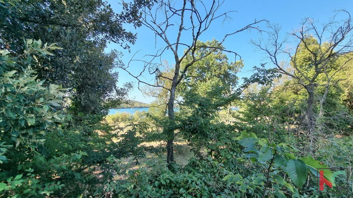 Istra, Banjole, gradbeno zemljišče 2020m2, 50m od morja