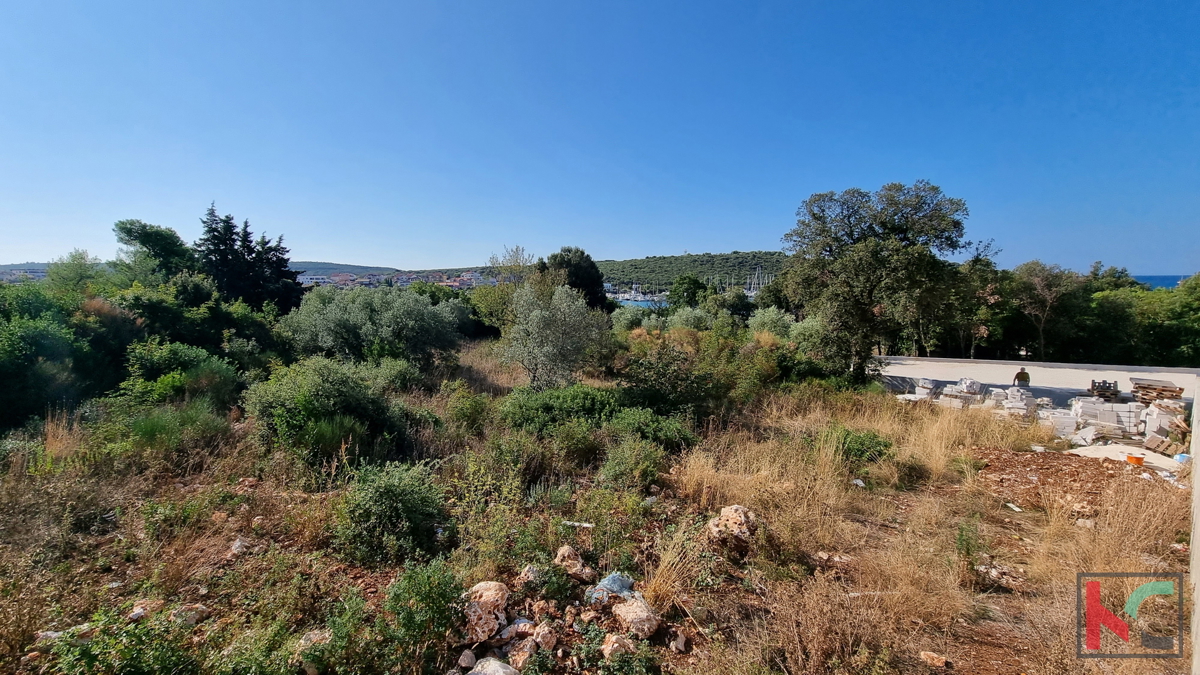 Istra, Banjole, gradbeno zemljišče 2020m2, 50m od morja