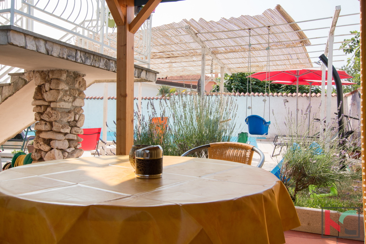 Istra, Fažana, Valbandon, družinska hiša z bazenom in 3 apartmaji, #prodaja