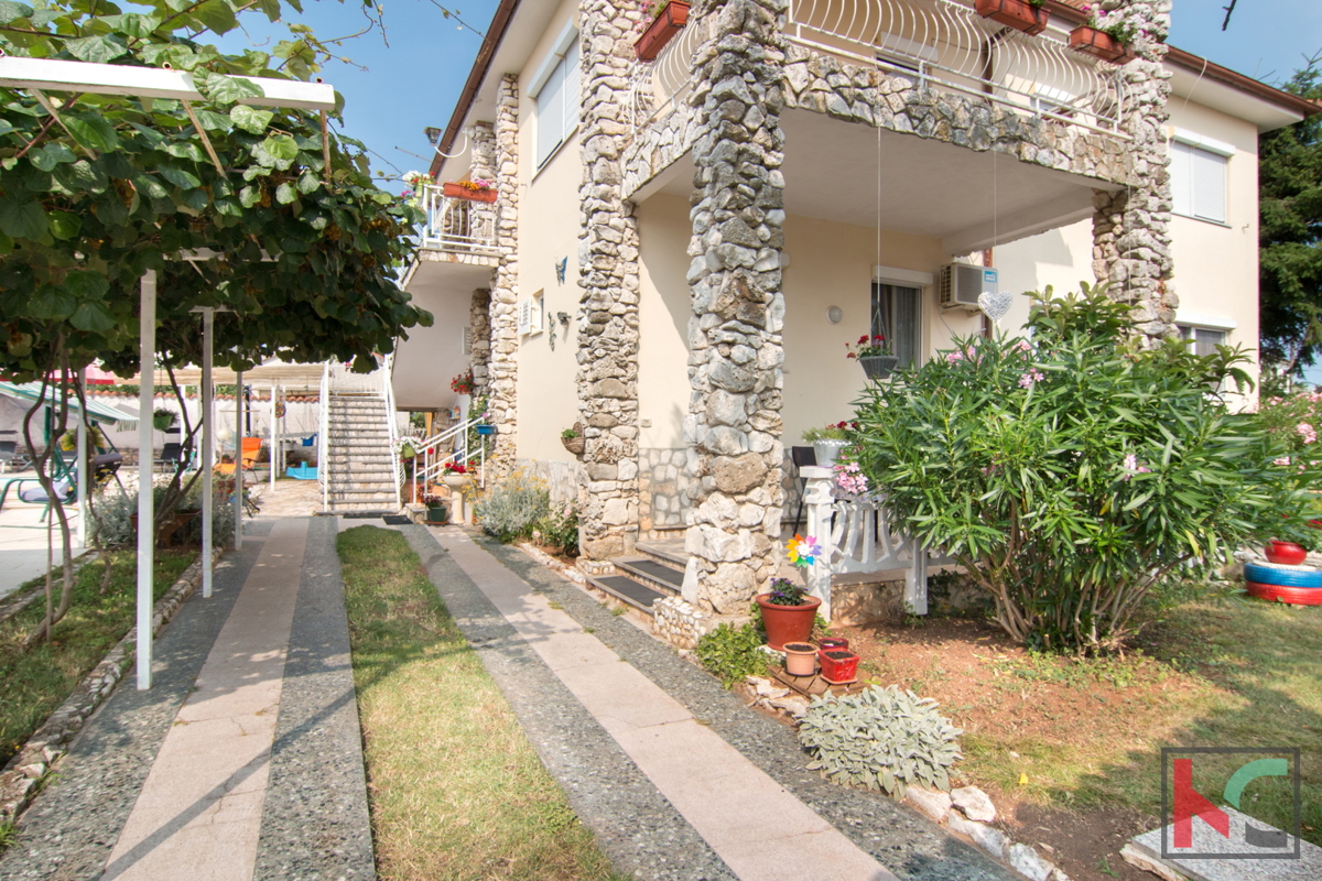 Istra, Fažana, Valbandon, družinska hiša z bazenom in 3 apartmaji, #prodaja
