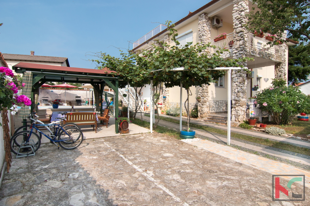 Istra, Fažana, Valbandon, družinska hiša z bazenom in 3 apartmaji, #prodaja