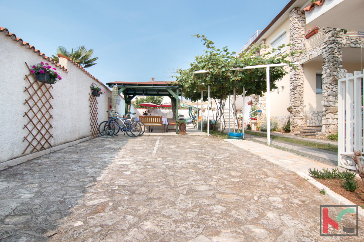 Istra, Fažana, Valbandon, družinska hiša z bazenom in 3 apartmaji, #prodaja
