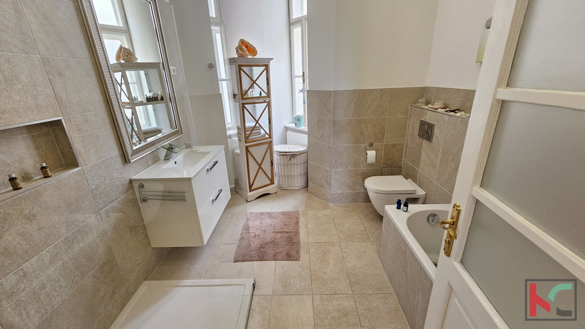 Istra, Pula, stanovanje 76,42m2, center, avstro-ogrska vila, pogled na morje, bližina puljske Arene, #prodaja