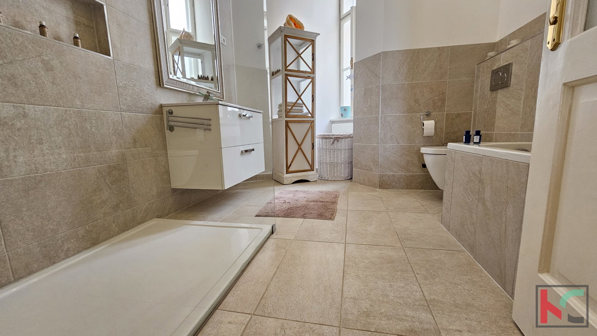 Istra, Pula, stanovanje 76,42m2, center, avstro-ogrska vila, pogled na morje, bližina puljske Arene, #prodaja
